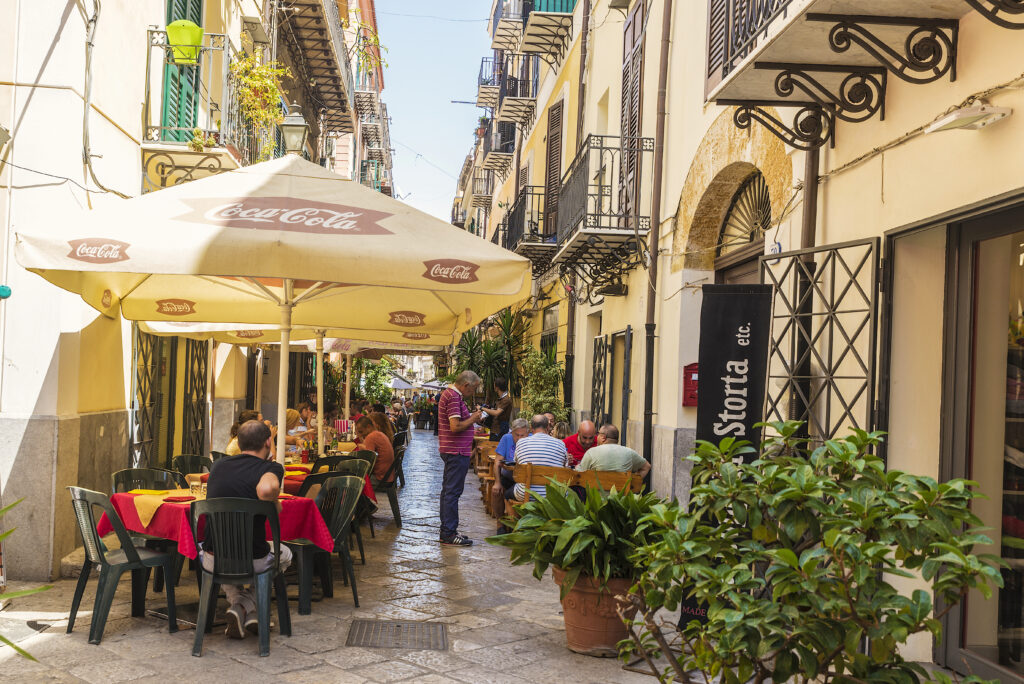 Språkresa till Palermo. Terrace of a restaurant bar in Palermo in Sicily, Italy